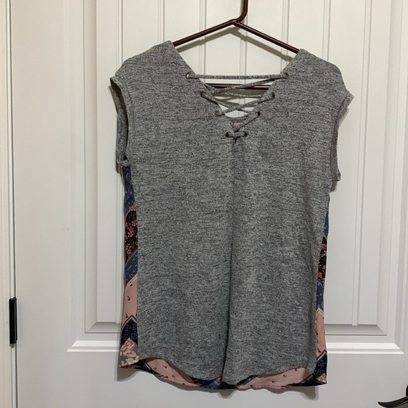 MAURICES WOMENS SHORT SLEEVE PATCHWORK TOP SHEAR FRONT CRISS CROSS BACK SMALL - Picture 4 of 5